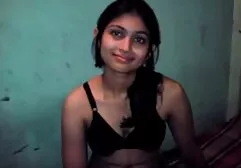 Une faussaire avec un bâton a des chaussettes blanches sur le cul de tukif film entier son petit ami pour la webcam.