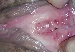 Une brésilienne bouclée avec des film porno entier gratuit autocollants sur ses mamelons faisant un strip-tease sur la chaise.