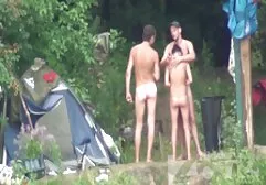 Six modèles film porno en entier vf de bikini approchant l'amant sont juste sucer sa bite.