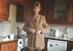 Un bel homme plus film porno classique complet âgé mangeant un jeune assistant.