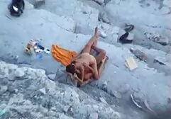 Une jeune femme en chemise bleue sucer un homme noir et sa bite. you porn film complet