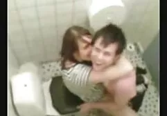 Fils de pute met sa bite dans le vagin d'une jeune film porno complet 2018 chèvre sur le tapis et admire que ses hanches sont larges.