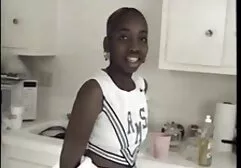 L'homme blanc video x complet gratuit a un gros cul et ébène en lingerie rouge.