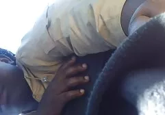 Blonde soufflant un gars dans la ferrari du parking. film entier porno