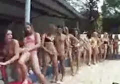 Des nymphes innocentes perdent leur dorcel complet gratuit virginité et ont d'abord un orgasme.