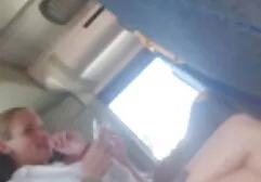 Putain de loser gay qui est en bonne santé pour un étranger dans film entier de porno le métro.