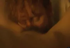 Une fille film porno francais gratuit complet en bas noirs glisse ses lèvres sur l'hélice de l'hélice et la met dans le vagin.