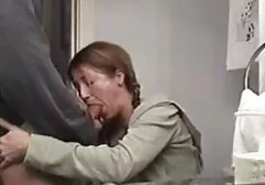 La mère a enlevé film complet erotik son manteau et a poussé du pus dans le jouet noir sur le canapé rouge avec des oreillers blancs.