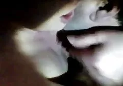 Hahal a déchiré la chèvre dans un costume noir sur une chaise et streaming complet adulte est entré dans sa bouche.