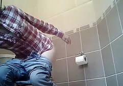 Il a baisé son amant dans la salle de bain et a inondé son visage film porn hd complet de sperme.