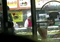Deux jeunes amis taquiner un ami pour un trio porno video complet dans le lit.