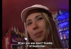 Un homme regarde sous free film porno complet la jupe d'une fille et éteint l'appareil photo.