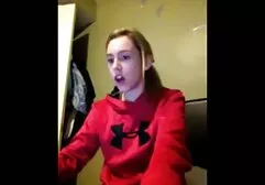 Il donne une interview et souffle à la caméra. film xxx en entier