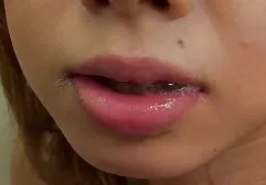 Sucer l'homme dans le porn video complet masque et s'asseoir sur son visage.