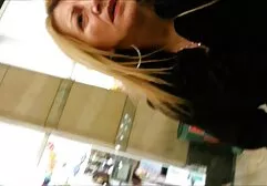 Fille Asiatique blanche porn complet film crie et gémit pendant qu'une fille noire mange ses cheveux.