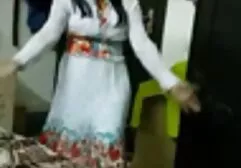 Une jeune fille en film porno complet francais en streaming jupe assise sur la bite, idiote sur le canapé.