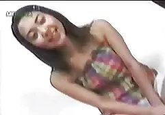 Les athlètes lèchent le cul de l'entraîneur et le film porn complet hd battent dans la salle de bain.
