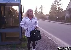 Jeune brune film xxx entier prend les œufs de la colocataire à la caméra.