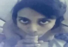Le gars qui conduit son ami dans video x complet gratuit la voiture et baise l'amortisseur.