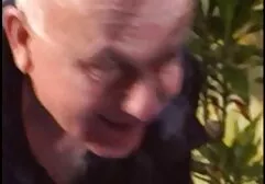 Un mec noir pousse les vagins des étrangers sur une grosse bite à travers film porno complet lesbienne un trou dans le mur.
