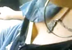 Fille asiatique nue avec de film de sexe complet en francais belles oreilles suce un homme violet clair.