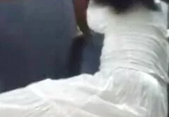 Une fille aux yeux bleus dans une robe rayée, une ligne qui donne à l'homme film pornou complet point un dur.