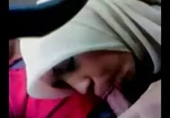Une fille séduit une belle-fille et film porno complet famille a un trio.
