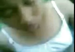 L'homme a attrapé la fille nouveau film porno complet en train de se masturber et de lui faire une fellation.