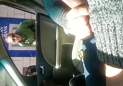 Busty MILF se lave les cheveux dans la salle de bain après avoir eu des relations sexuelles avec une petite amie de style film x gratuit entier chien.
