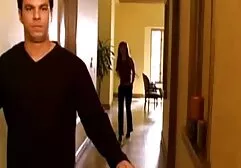 Femme sombre se cache de la chaleur film porno vintage complet dans la piscine gonflable et joue avec son cul.