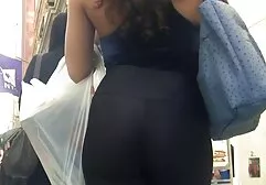 La petite amie film porno marc dorcel complet frotte le cul d'un petit ami en bas et l'écarte dans le cul.