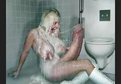 Lesbiennes films de sexe complet jouer avec un défaut dans la salle de bain.
