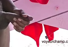 La section film complet porno vintage mulâtre est divisée entre deux hommes méchants.