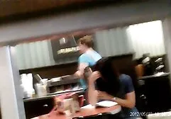 Blonde fait film porno complet vf un homme noir travailler dur avec phallus.