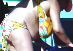 L'homme a baisé la femme du streaming complet film porno petit ami avec un bandage.