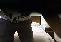Un flic film sex complet francais dans la rue attire une fille pour obtenir de l'argent.