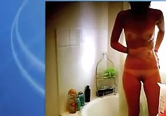 Dans des draps blancs, une fille sans culotte film prono complet en francais se masturbe avec un gode