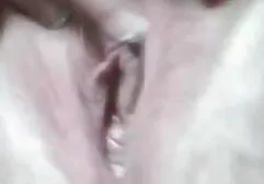 Un témoin sombre poussant le gros poulet à film porno complet la pointe de la mariée en robe blanche dans la brouette