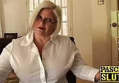 La maîtresse video porno film complet posa un doigt sur le cul de l'esclave masqué.