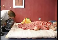Après avoir mouillé le point, j'aime les porno sex film complet doigts et les membres.